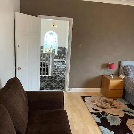 Immaculate 1-Bed House In Leeds *
